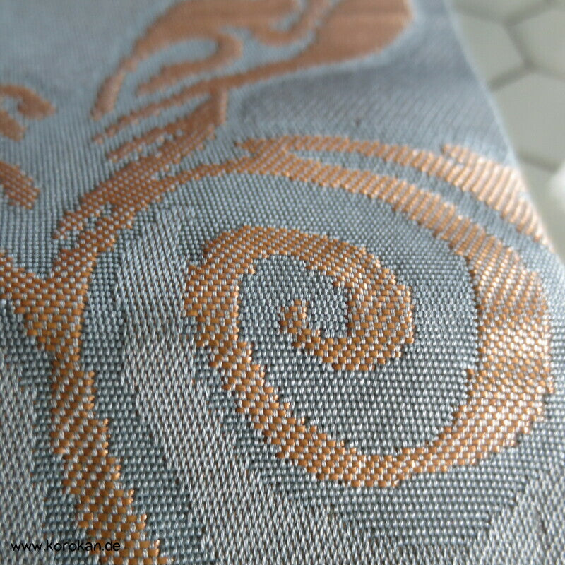 Karakusa Arabesken Nagoya Obi, blassgolden auf hellblau