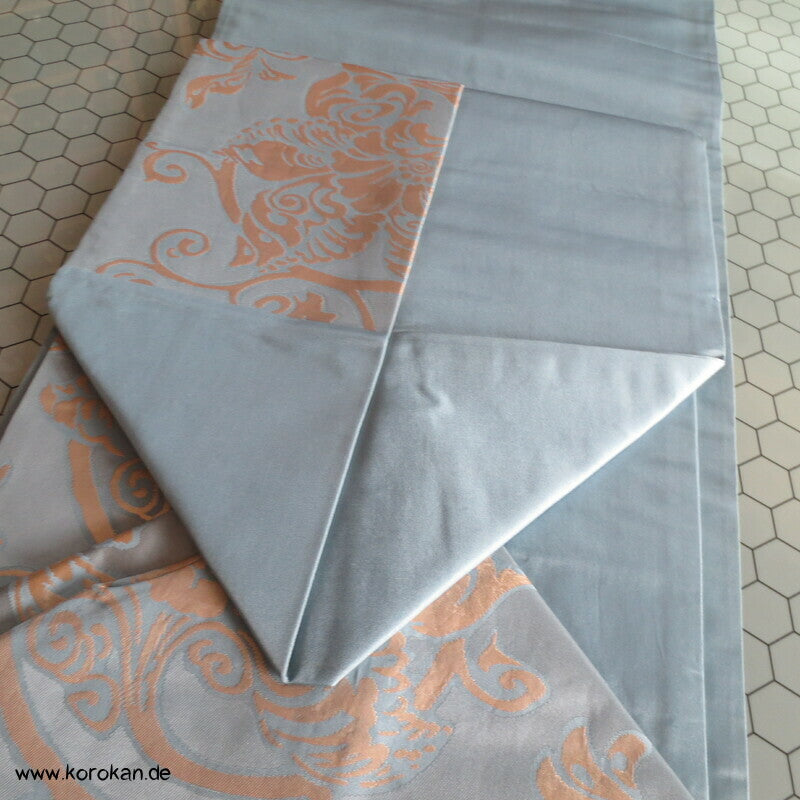 Karakusa Arabesken Nagoya Obi, blassgolden auf hellblau