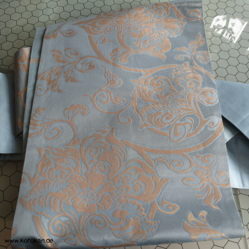 Karakusa Arabesken Nagoya Obi, blassgolden auf hellblau