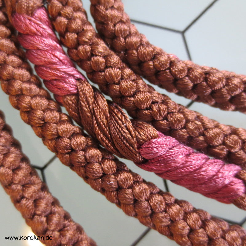 braun mit mauve Obijime, runde Seiden Kordel