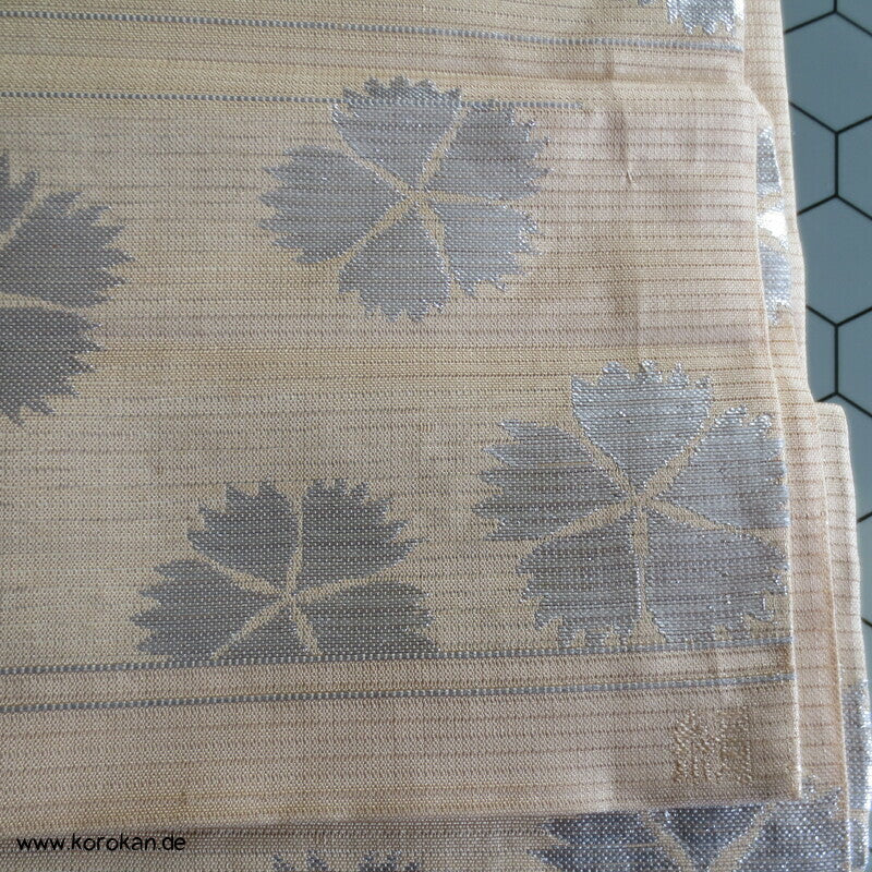 Nadeshiko Grasnelkenblüten Sommer Nagoya Obi, silber auf natur