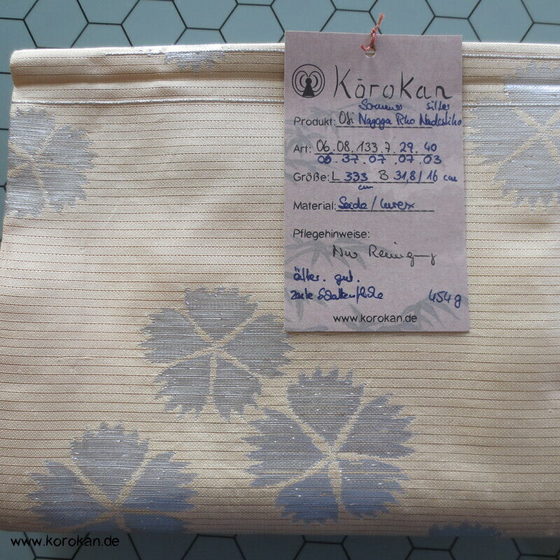 Nadeshiko Grasnelkenblüten Sommer Nagoya Obi, silber auf natur
