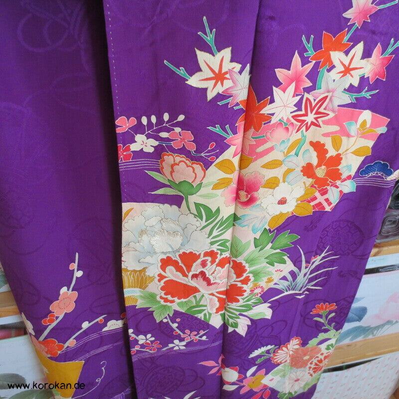 Furisode Seiden Kimono, Murasaki lila, antik, teilbestickt