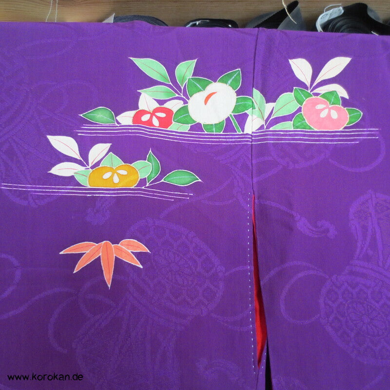 Furisode Seiden Kimono, Murasaki lila, antik, teilbestickt