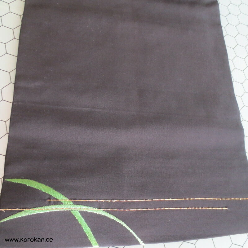 schwarzer Seiden Nagoya Obi, gesticktes Iris Motiv