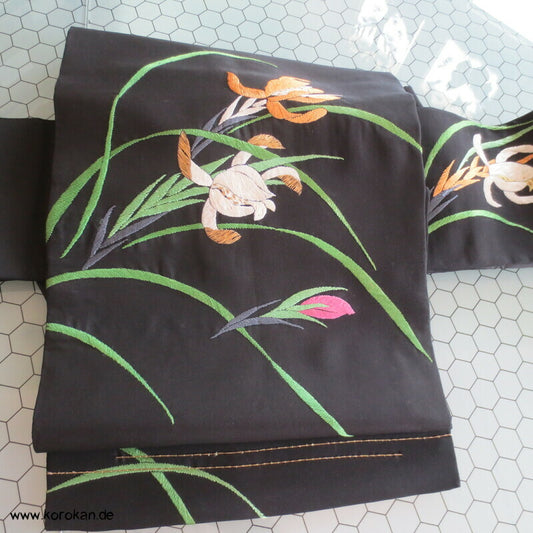 schwarzer Seiden Nagoya Obi, gesticktes Iris Motiv