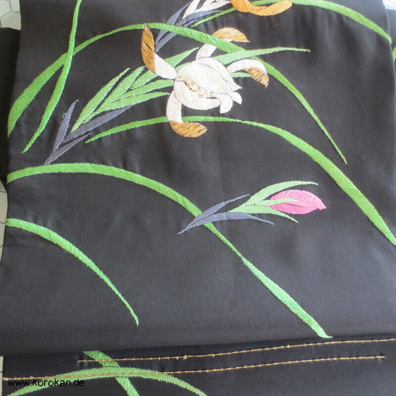 schwarzer Seiden Nagoya Obi, gesticktes Iris Motiv