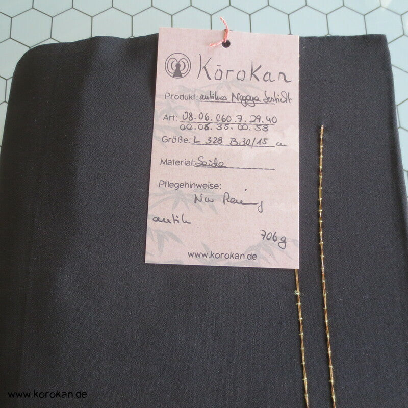 schwarzer Seiden Nagoya Obi, gesticktes Iris Motiv