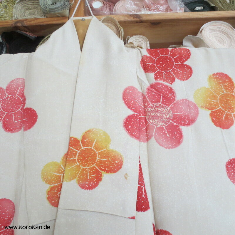 große Blüten, Goldakzente und Stickerei Seidendamast Furisode