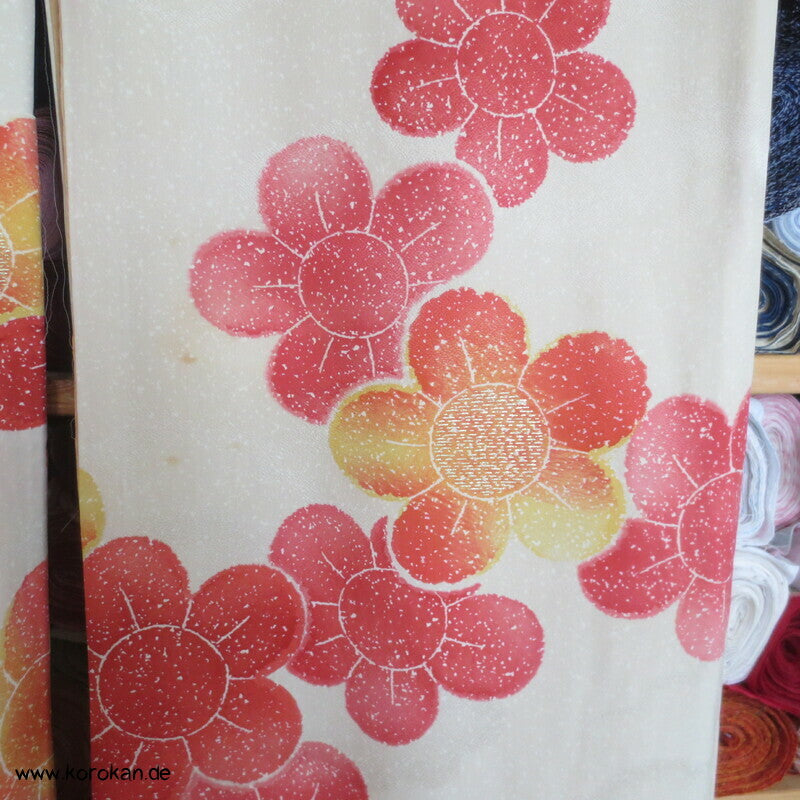 große Blüten, Goldakzente und Stickerei Seidendamast Furisode