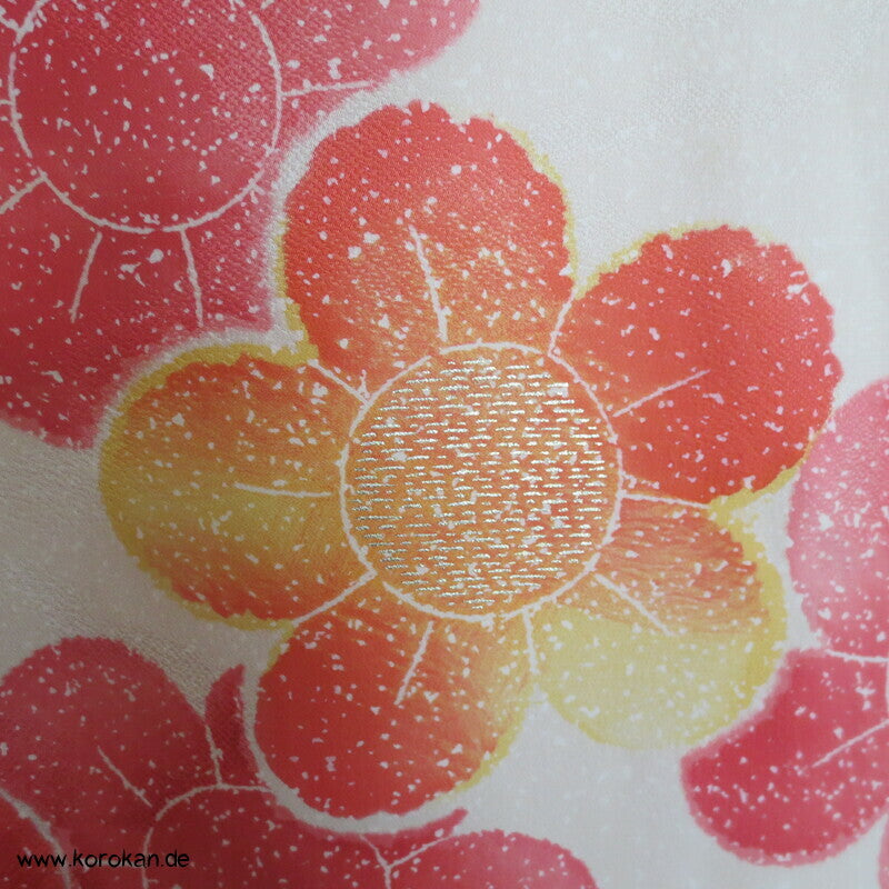 große Blüten, Goldakzente und Stickerei Seidendamast Furisode