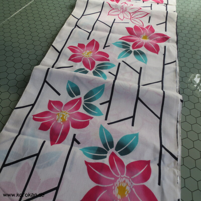 Pinke Blüten vor Higaki Muster Yukata Kimono Baumwollstoff