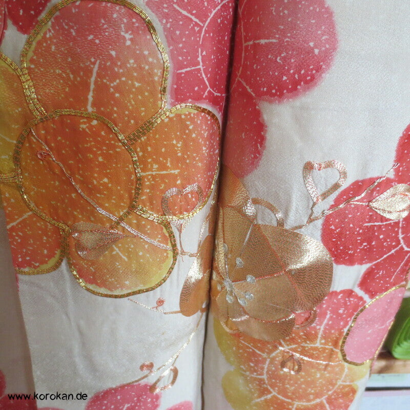 große Blüten, Goldakzente und Stickerei Seidendamast Furisode