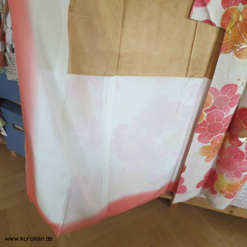 große Blüten, Goldakzente und Stickerei Seidendamast Furisode