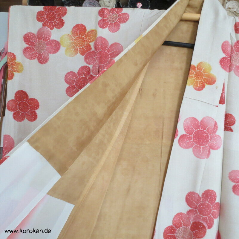 große Blüten, Goldakzente und Stickerei Seidendamast Furisode