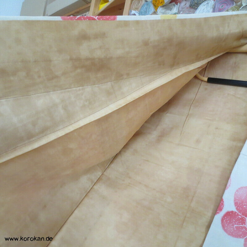 große Blüten, Goldakzente und Stickerei Seidendamast Furisode
