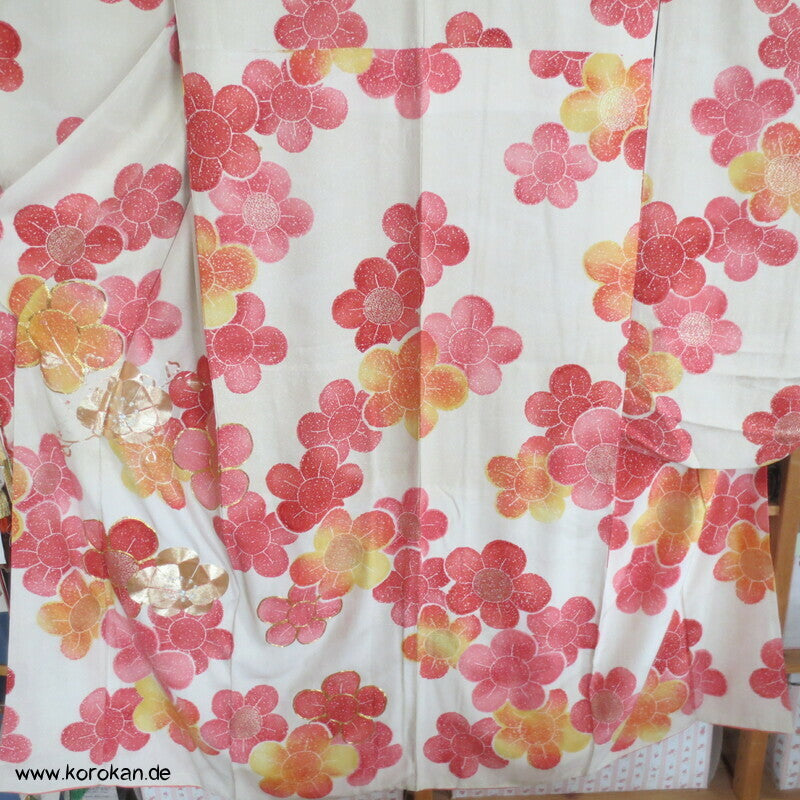 große Blüten, Goldakzente und Stickerei Seidendamast Furisode