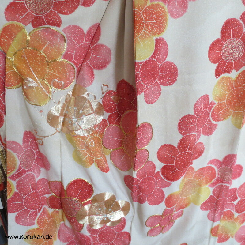 große Blüten, Goldakzente und Stickerei Seidendamast Furisode