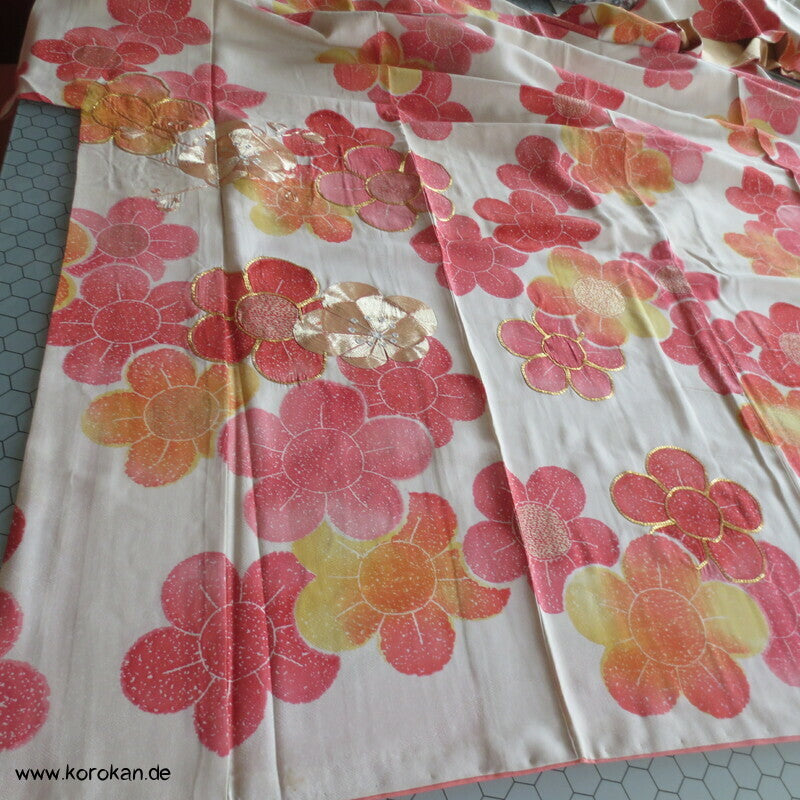 große Blüten, Goldakzente und Stickerei Seidendamast Furisode