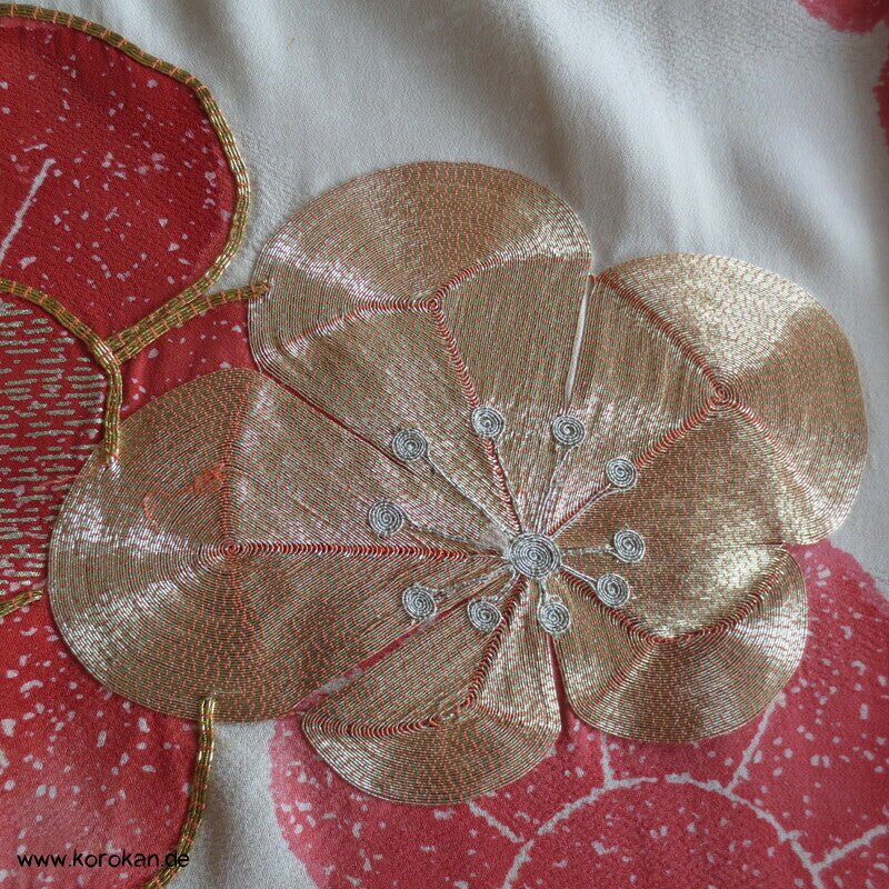 große Blüten, Goldakzente und Stickerei Seidendamast Furisode