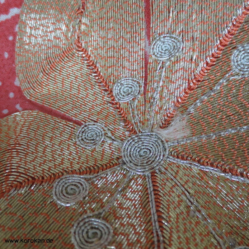 große Blüten, Goldakzente und Stickerei Seidendamast Furisode