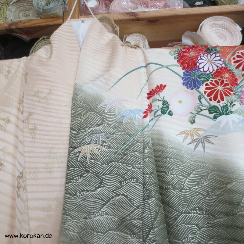 Golddruckmuster auf diagonalen Streifen Seidendamast Furisode Kimono