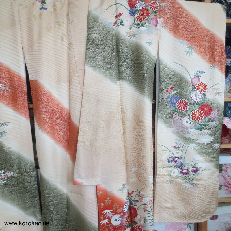 Golddruckmuster auf diagonalen Streifen Seidendamast Furisode Kimono
