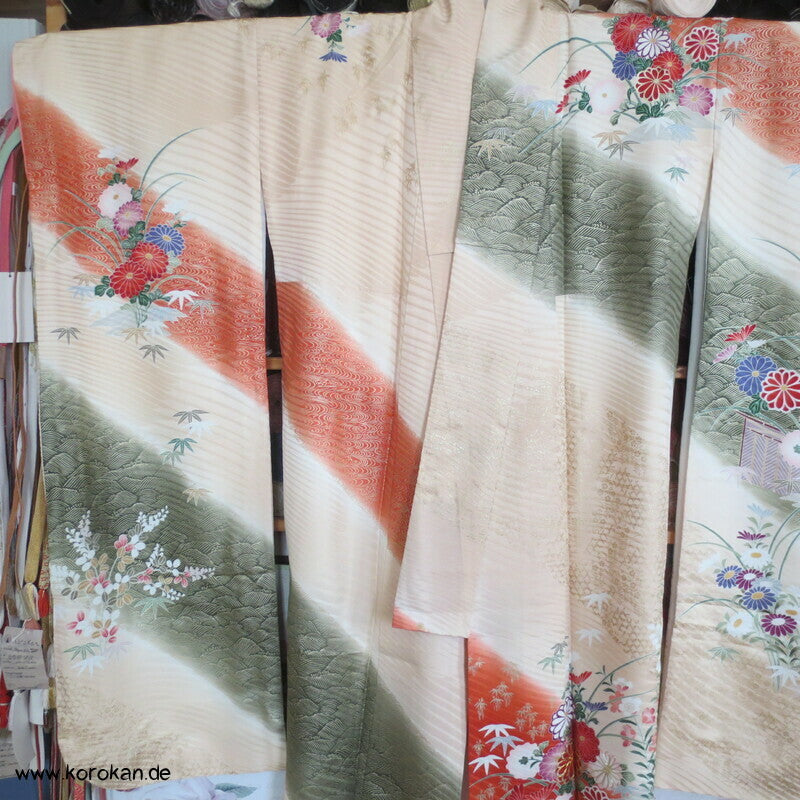 Golddruckmuster auf diagonalen Streifen Seidendamast Furisode Kimono