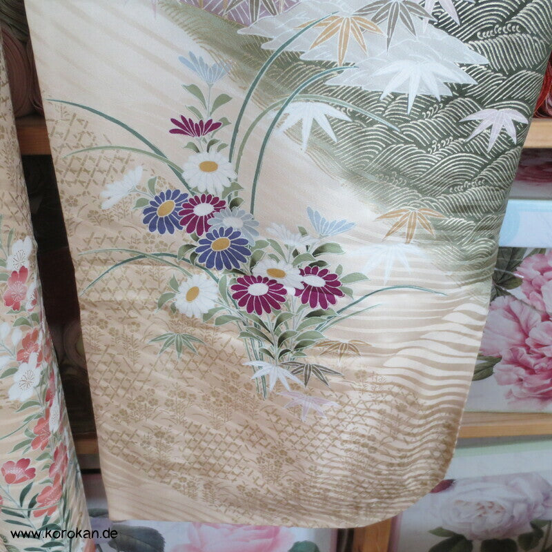Golddruckmuster auf diagonalen Streifen Seidendamast Furisode Kimono