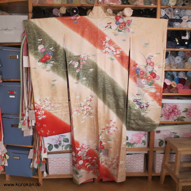 Golddruckmuster auf diagonalen Streifen Seidendamast Furisode Kimono