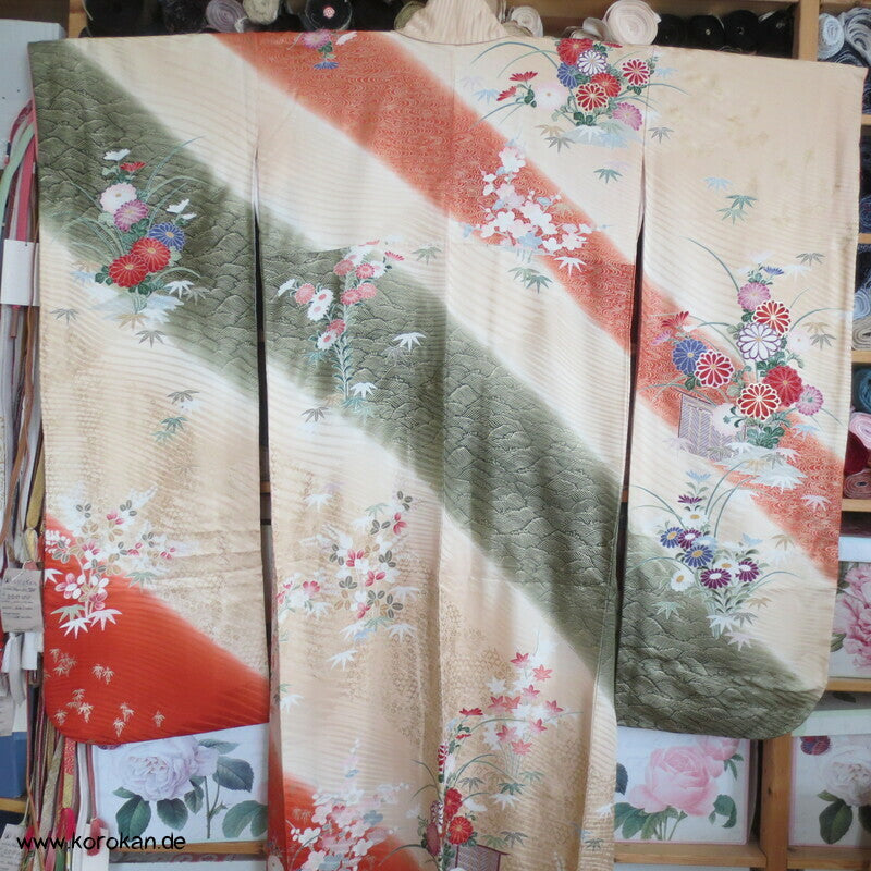 Golddruckmuster auf diagonalen Streifen Seidendamast Furisode Kimono