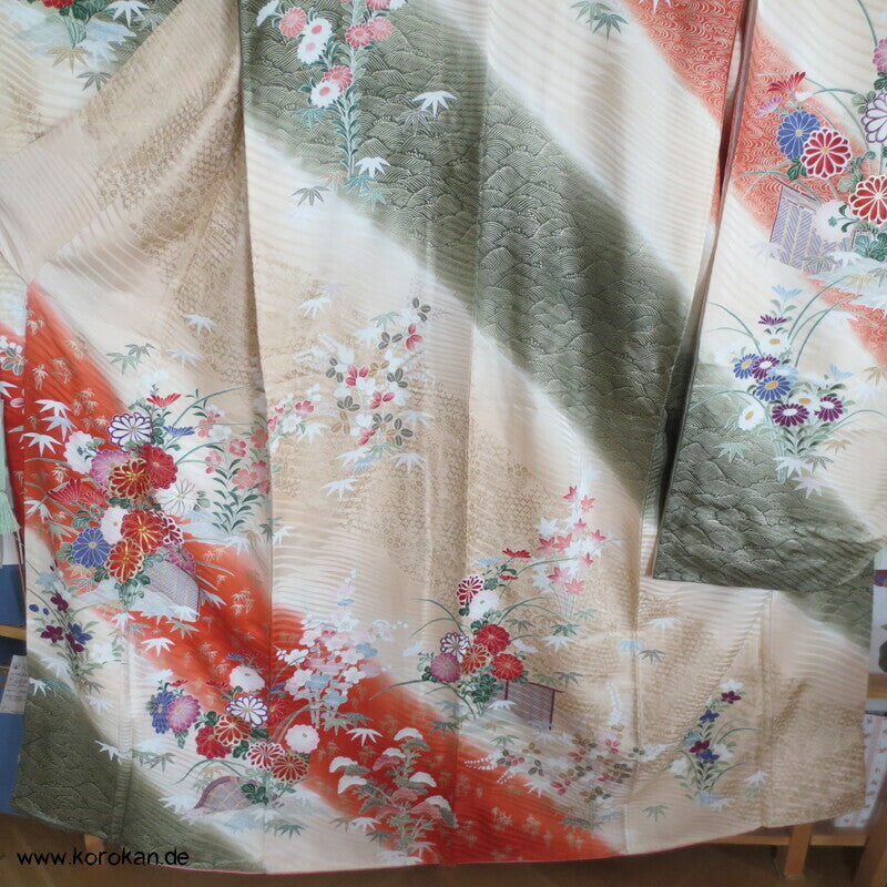 Golddruckmuster auf diagonalen Streifen Seidendamast Furisode Kimono