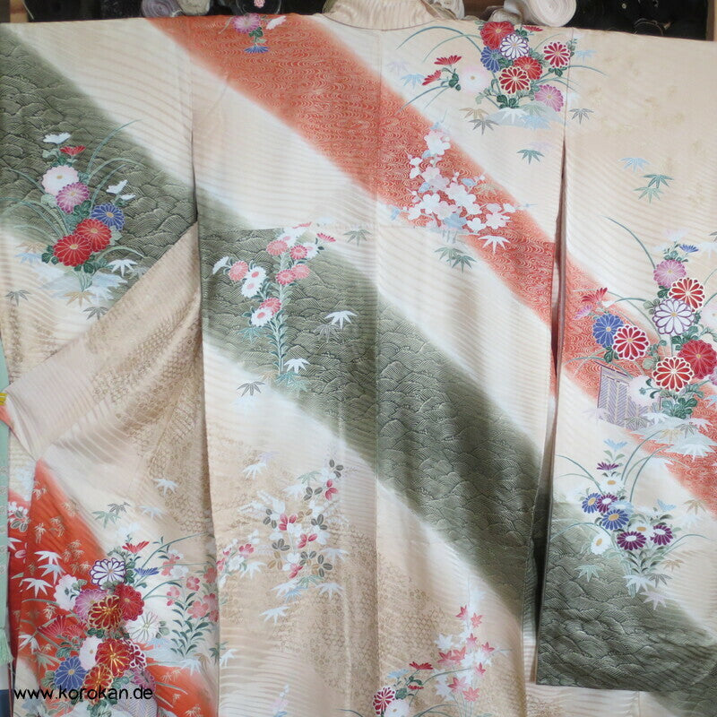 Golddruckmuster auf diagonalen Streifen Seidendamast Furisode Kimono