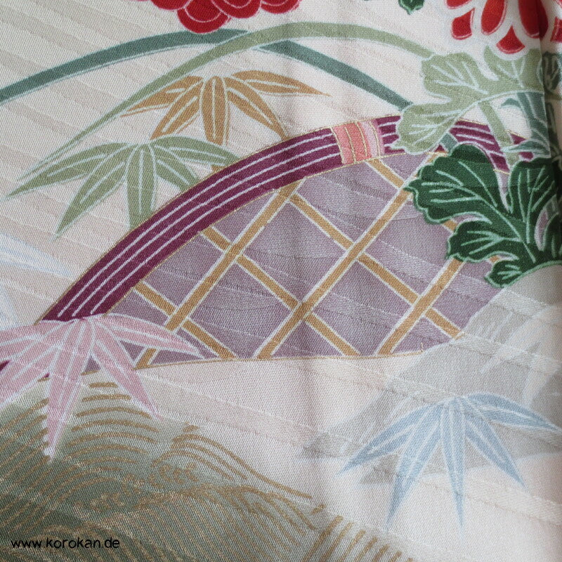 Golddruckmuster auf diagonalen Streifen Seidendamast Furisode Kimono