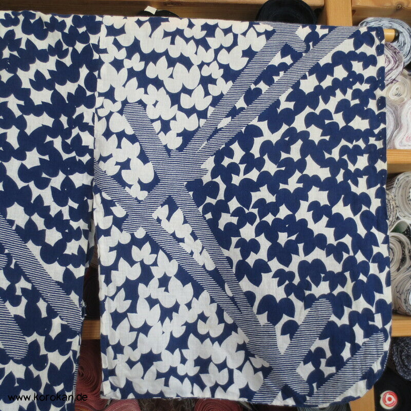 riesige Kiefernnadeln vor Blättern Yukata