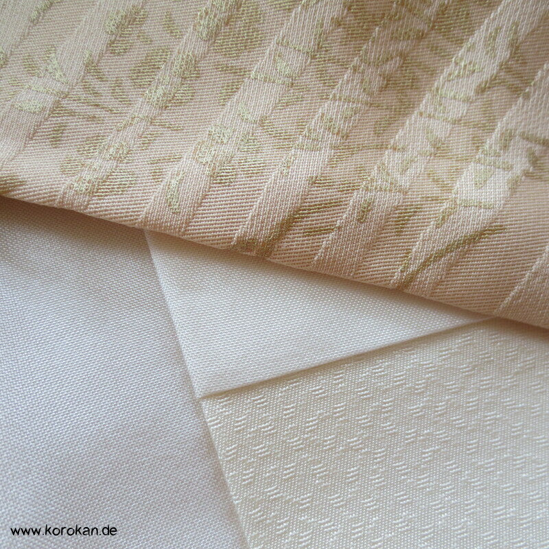 Golddruckmuster auf diagonalen Streifen Seidendamast Furisode Kimono
