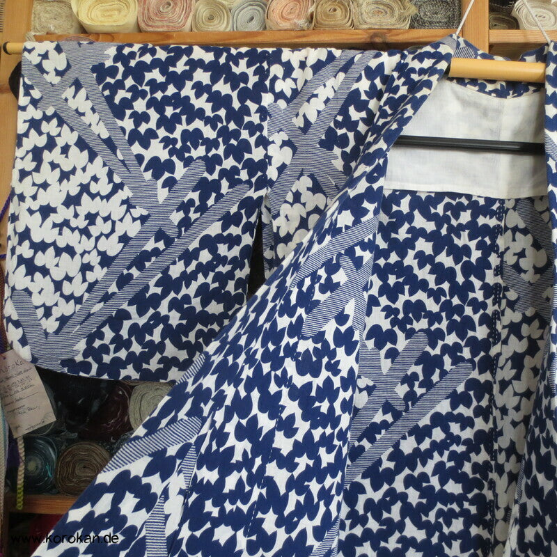 riesige Kiefernnadeln vor Blättern Yukata