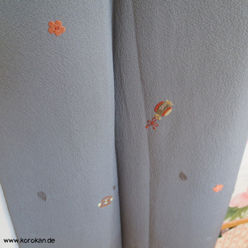 grau, kleine Stickereien Komon / Tsukesage Seiden Kimono