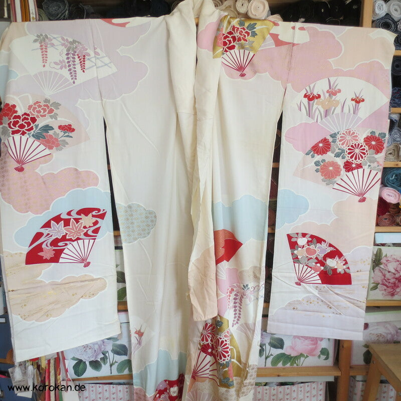 Fächer, Blüten Furisode, Seidendamast Karieba Kimono Stoff