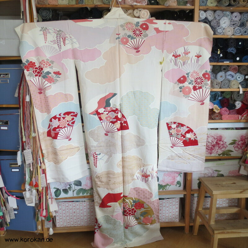 Fächer, Blüten Furisode, Seidendamast Karieba Kimono Stoff