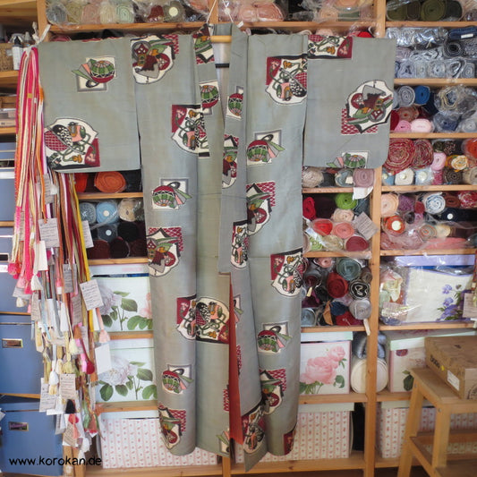 hellgrau mit buntem Spielzeug Meisen Seiden Kimono