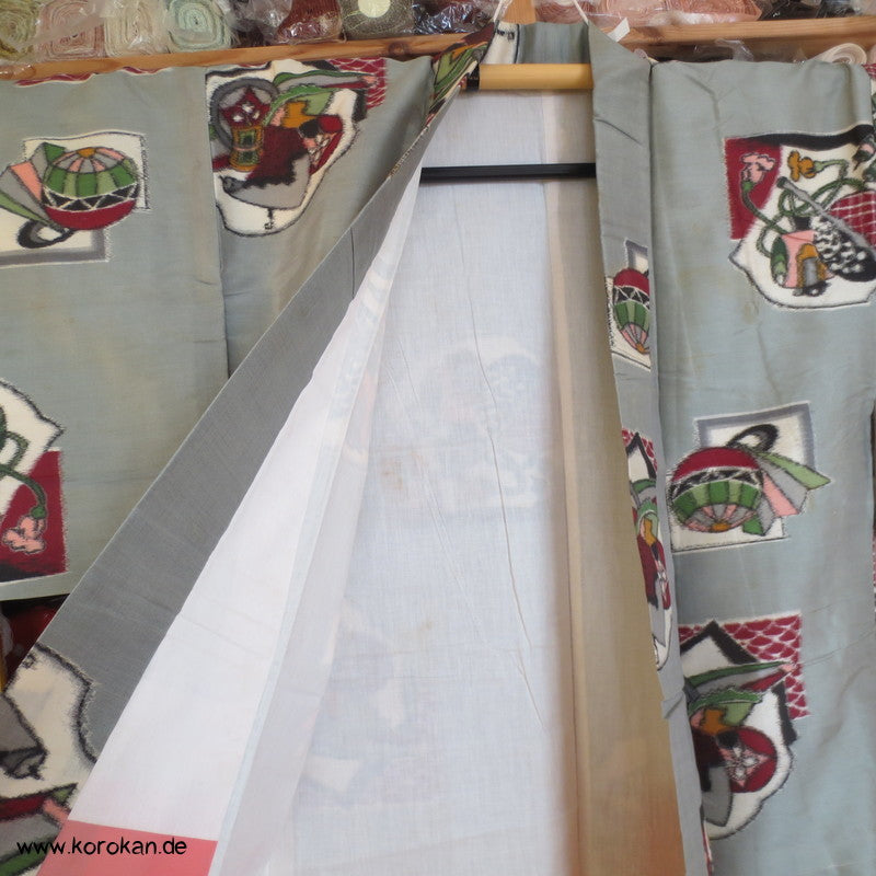 hellgrau mit buntem Spielzeug Meisen Seiden Kimono