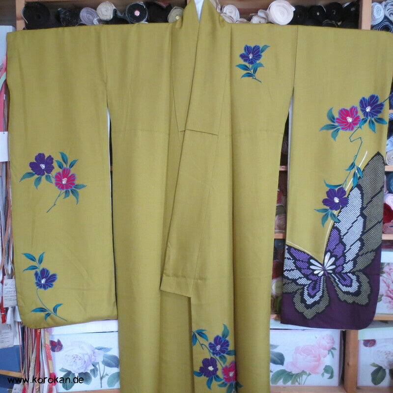 riesige Schmetterlinge auf curryfarbener Seide Furisode Kimono, modern