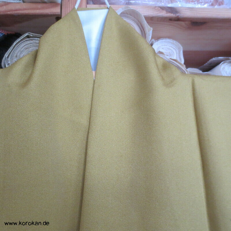 riesige Schmetterlinge auf curryfarbener Seide Furisode Kimono, modern