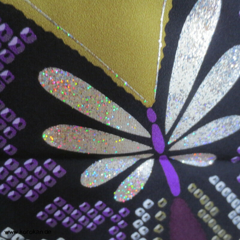 riesige Schmetterlinge auf curryfarbener Seide Furisode Kimono, modern