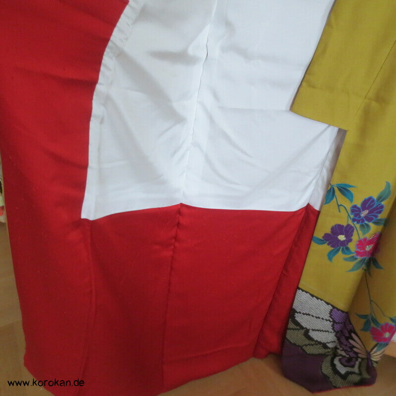 riesige Schmetterlinge auf curryfarbener Seide Furisode Kimono, modern