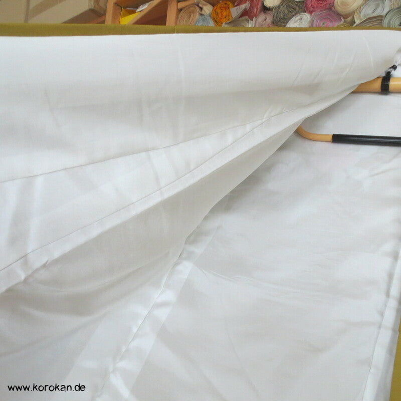 riesige Schmetterlinge auf curryfarbener Seide Furisode Kimono, modern