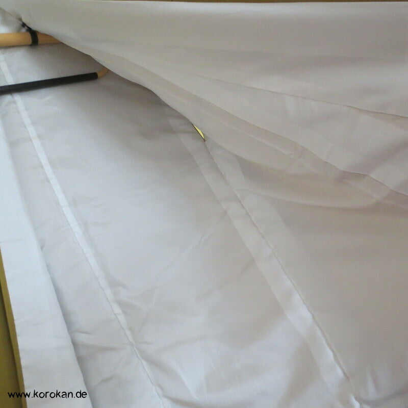 riesige Schmetterlinge auf curryfarbener Seide Furisode Kimono, modern