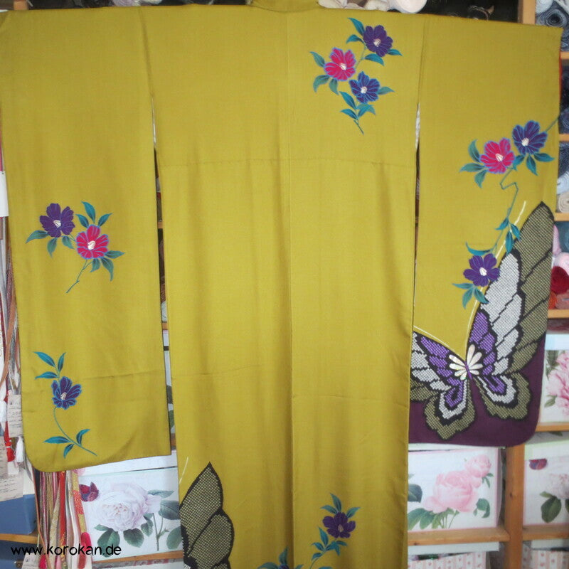 riesige Schmetterlinge auf curryfarbener Seide Furisode Kimono, modern