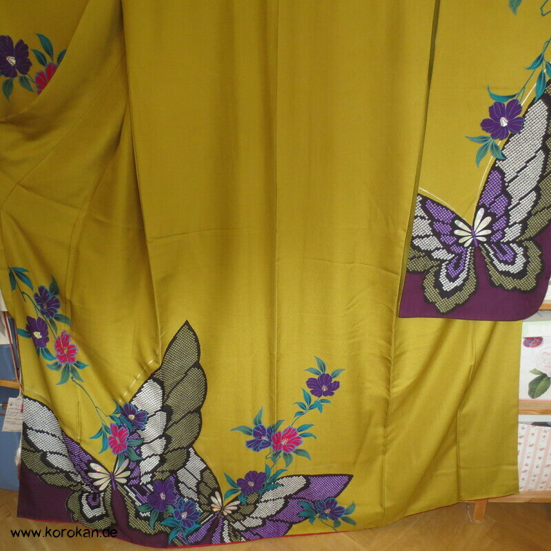 riesige Schmetterlinge auf curryfarbener Seide Furisode Kimono, modern